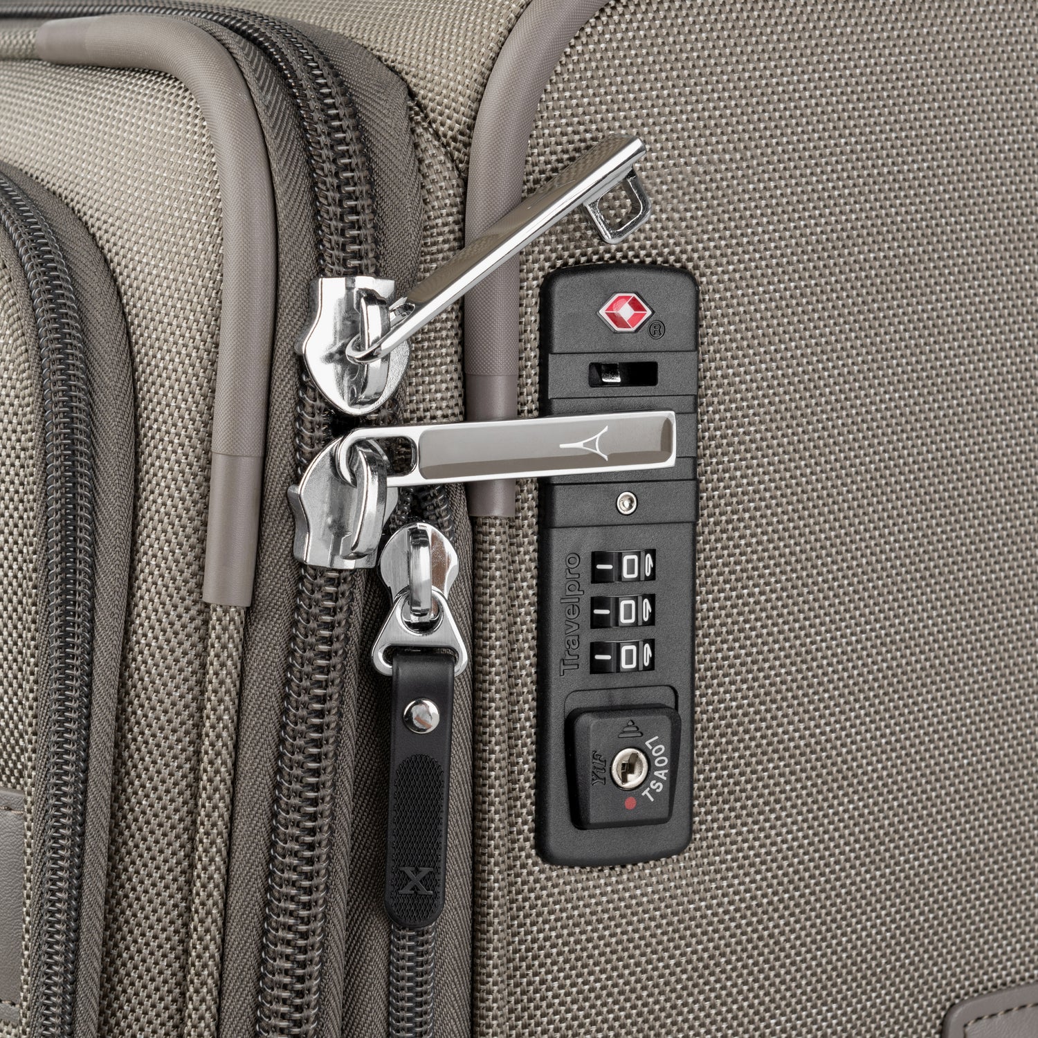 Platinum® Elite Large Check-In Spinner